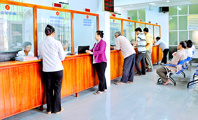 Người dân đến làm thủ tục hành chính tại bộ phận một cửa liên thông thị xã Ba Đồn.