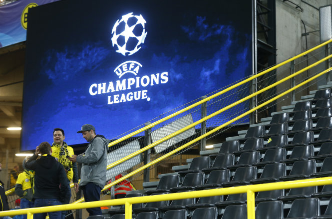  CĐV Dortmund buồn bã sau khi trận đấu bị hoãn vì vụ nổ bom. Ảnh: REUTERS