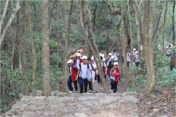 Mỗi dịp xuân đến, di tích núi Thần Đinh đón rất nhiều lượt khách tham quan.
