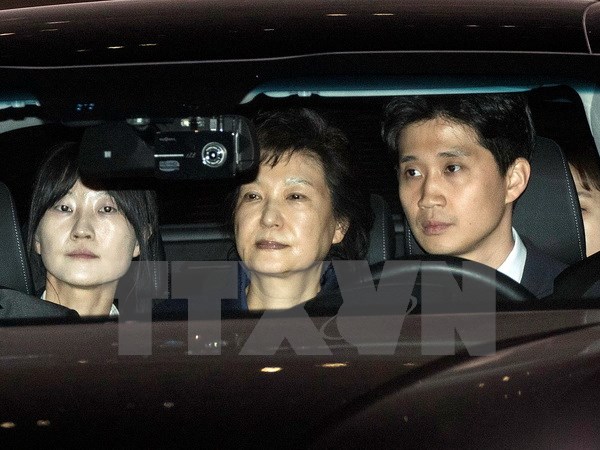Cựu Tổng thống Hàn Quốc Park Geun-hye (giữa) được áp giải tới nơi tạm giam sau khi rời khỏi Văn phòng Công tố quận Seoul. (Nguồn: THX/TTXVN)