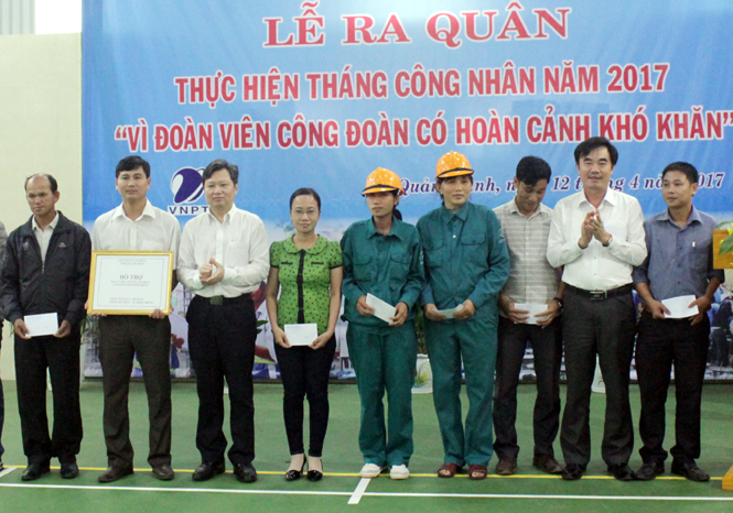  Đồng chí Nguyễn Tiến Hoàng, Tỉnh ủy viên, Phó Chủ tịch UBND tỉnh và lãnh đạo LĐLĐ tỉnh trao quà cho các đoàn viên, lao động có hoàn cảnh khó khăn