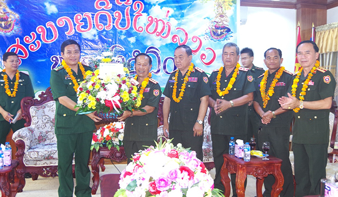 Chỉ huy trưởng BĐBP tỉnh Quảng Bình tặng hoa, chúc Tết cán bộ, chiến sĩ Bộ chỉ huy Quân sự tỉnh Sa Vẳn Nạ Khệt.