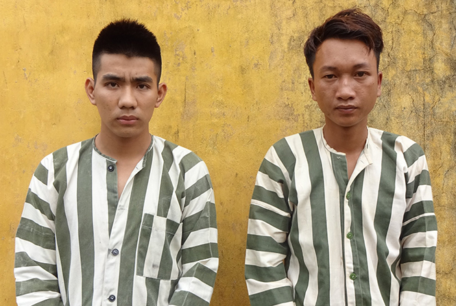Phạm Anh Tuấn (trái) và Phan Hồng Khánh (phải) tại cơ quan Công an.