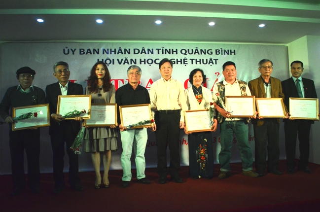 Đ/c Nguyễn Tiến Hoàng, Phó Chủ tịch UBND tỉnh trao giải A cho các tác giả, nhóm tác giả xuất sắc