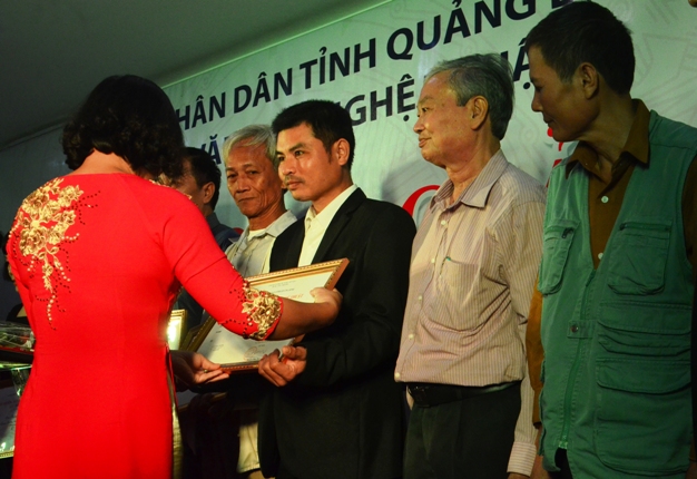 Đ/c Trương Thu Hiền, Phó Chủ tịch Hội VHNT tỉnh trao thưởng cho các tác giả đạt giải C