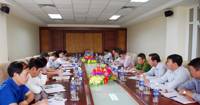 Đồng chí Nguyễn Xuân Quang, Ủy viên Ban Thường vụ Tỉnh ủy, Phó Chủ tịch Thường trực UBND tỉnh chủ trì buổi làm việc với Cục Thuế tỉnh.