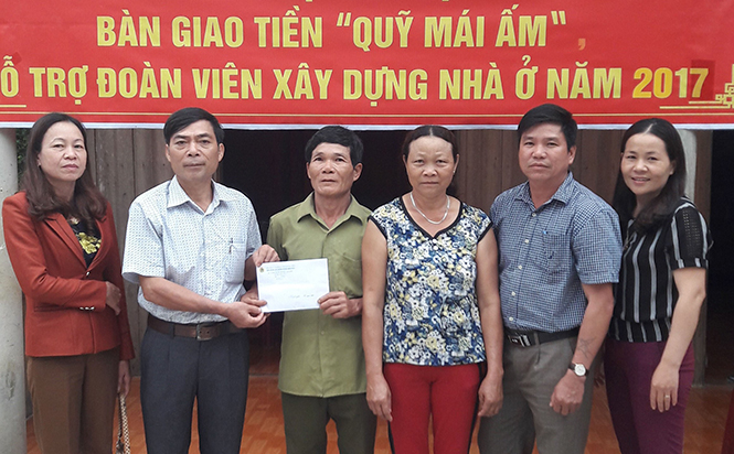 LĐLĐ huyện Minh Hóa bàn giao tiền quỹ “Mái ấm công đoàn” cho đoàn viên xây dựng nhà ở.