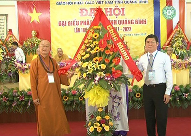 Đại diện lãnh đạo UBND tỉnh tặng hoa chúc mừng Đại hội đại biểu GHPGVN tỉnh Quảng Bình nhiệm kỳ 2017-2022.