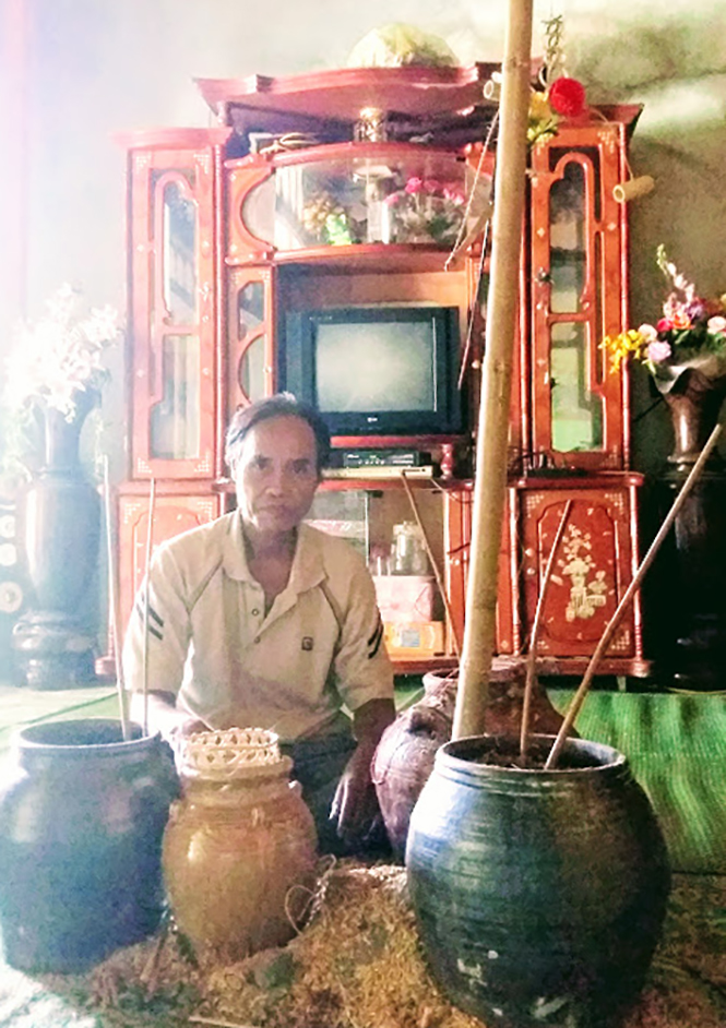 Thầy lang Hồ Văn Nhoa ở bản Khe Ngang, xã Trường Xuân (Quảng Ninh) trong lễ cúng tổ nghề thuốc nam.