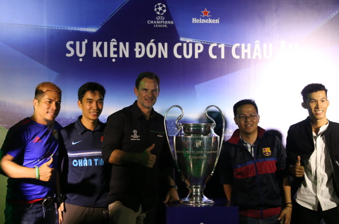 Ronald De Boer và các CĐV chụp hình lưu niệm bên chiếc cúp Champions League. Ảnh: H.Đ