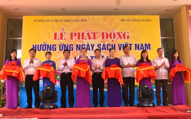 Đồng chí Nguyễn Tiến Hoàng, TUV, Phó Chủ tịch UBND tỉnh cùng lãnh đạo các Sở, ban, ngành cắt băng phát động hưởng ứng Ngày Sách Việt Nam lần thứ 4