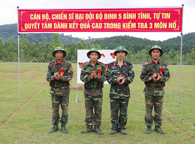 Nhiều chiến sỹ ở Tiểu đoàn 1, Trung đoàn bộ binh 996 được tặng “hoa bắn giỏi” trong kiểm tra kỹ thuật bắn súng.