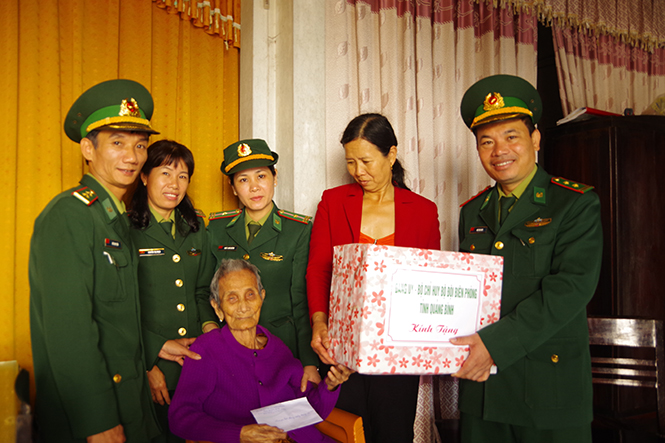  Lực lượng BĐBP tỉnh và Đồn Biên phòng Nhật Lệ tặng quà cho người cao tuổi ở thành phố Đồng Hới.