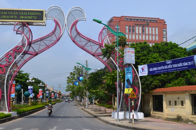 Băng rôn, khẩu hiệu quảng cáo cho giải đấu đã được treo trên các trục đường chính tại thành phố Đồng Hới.
