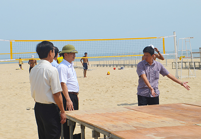 Ban Tổ chức giải bóng chuyền bãi biển toàn quốc năm 2017 kiểm tra công tác chuẩn bị cho giải đấu tại bãi biển Nhật Lệ.