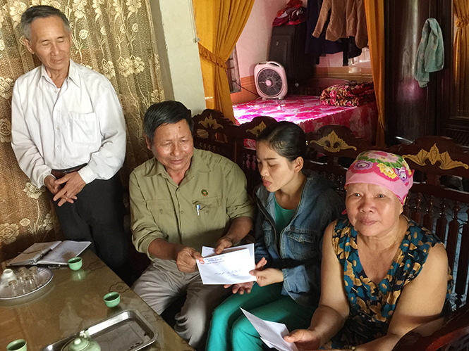 Hội Cựu TNXP thị trấn Quán Hàu thăm, tặng quà cho hội viên bị bệnh hiểm nghèo.