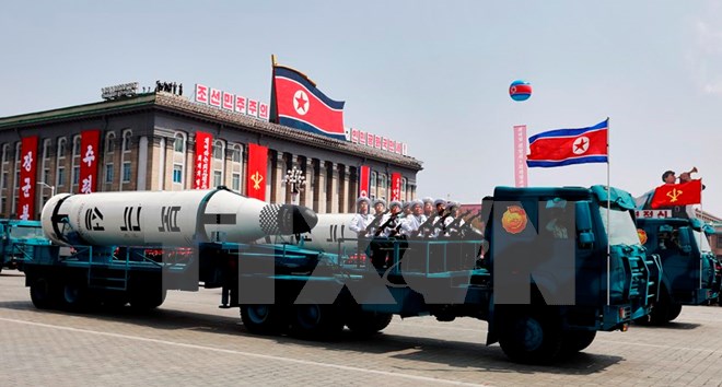Một loại tên lửa được Triều Tiên trưng bày tại lễ diễu binh kỷ niệm 105 năm ngày sinh cố Chủ tịch Kim Nhật Thành ở Bình Nhưỡng ngày 15-4. (Nguồn: EPA/TTXVN)