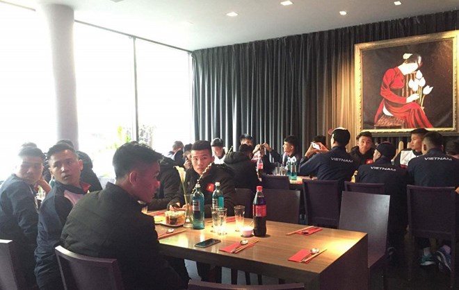  U20 Việt Nam ăn phở ở một quán ăn Việt tại Đức trước khi về trung tâm tập huấn. (Ảnh: VFF)