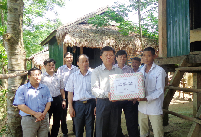Đồng chí Nguyễn Hữu Hoài, Phó Bí thư Tỉnh ủy, Chủ tịch UBND tỉnh thăm, tặng quà hộ gia đình khó khăn người dân tộc Mã Liềng ở bản Chuối, xã Lâm Hoá.