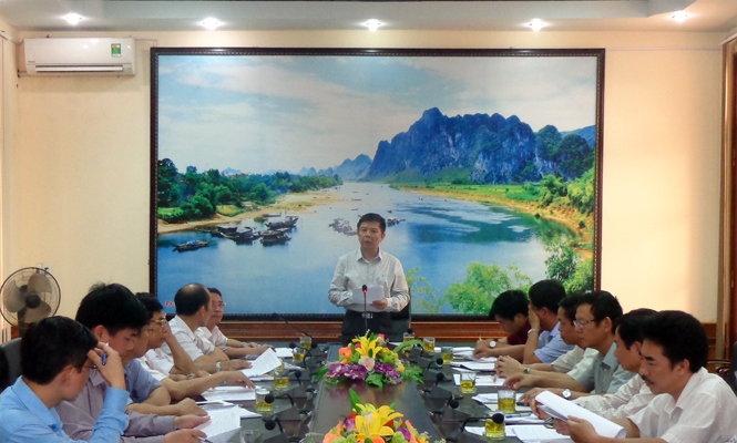 Chủ tịch UBND tỉnh Nguyễn Hữu Hoài phát biểu tại buổi làm việc với chính quyền huyện Tuyên Hoá.