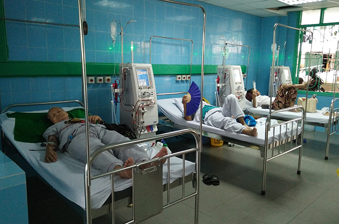 Bệnh nhân đang được chạy thận nhân tạo tại Bệnh viện hữu nghị Việt Nam Cu Ba-Đồng Hới.