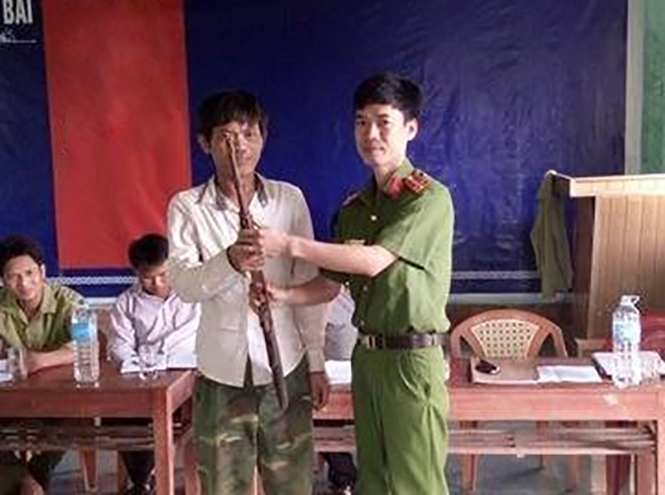 Người dân bản An Bai, xã Kim thủy tự giao nộp súng cho Công an huyện Lệ Thủy