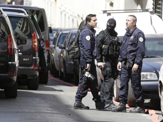 Cảnh sát Pháp tại cuộc đột kích lục soát nhà hai nghi phạm âm mưu tấn công khủng bố ở Marseille. (Nguồn: AP)