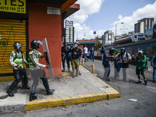 Cảnh sát Venezuela trong cuộc xung đột với người biểu tình ở Caracas ngày 4-4. (Nguồn: AFP/TTXVN)