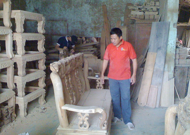 Cơ sở sản xuất đồ gỗ mỹ nghệ của anh Nguyễn Văn Hùng (Quảng Lộc, TX. Ba Đồn)