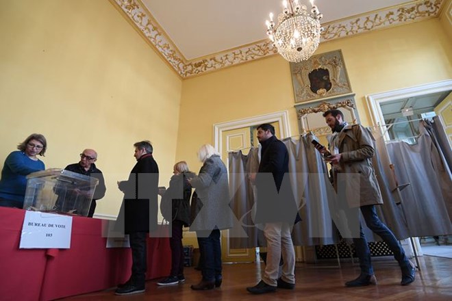 Cử tri Pháp bỏ phiếu tại một địa điểm bầu cử ở Strasbourg. (Nguồn: AFP/TTXVN)