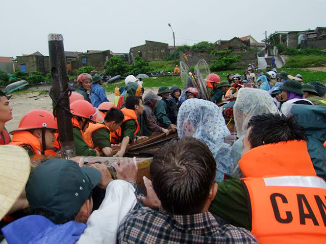  Lực lượng ĐVTN Công an tỉnh tham gia cứu giúp tàu thuyền của ngư dân Bố Trạch gặp nạn trong trận lốc xoáy tháng 11-2016.