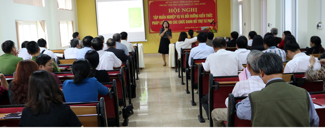 Giảng viên đến từ Tòa án nhân dân TP. Hà Nội trình bày chuyên đề tại lớp tập huấn.