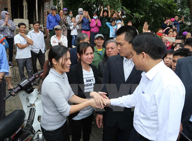 Chủ tịch Ủy ban Nhân dân thành phố Hà Nội Nguyễn Đức Chung với người dân xã Đồng Tâm. (Ảnh: Doãn Tấn/TTXVN)