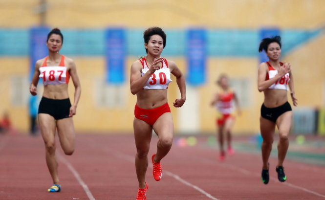  Hoàng Thị Ngọc (giữa) qua mặt Nguyễn Thị Oanh (trái) giành HCV trong đợt chạy chung kết 400m nữ. Ảnh: NAM KHÁNH