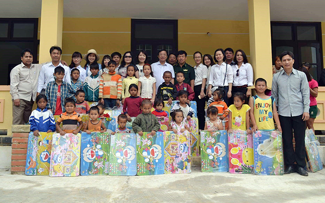 Đoàn trao tặng bàn học cho các em học sinh ở bản Phú Minh, xã Thượng Hóa (Minh Hóa).