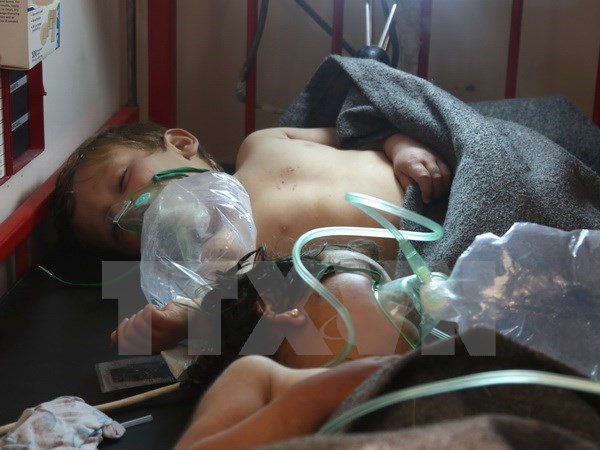 Trẻ em được điều trị trong bệnh viện ở thị trấn Maaret al-Noman, tỉnh Idlib, sau khi bị ảnh hưởng bởi cuộc tấn công bị tình nghi sử dụng vũ khí hóa học ngày 4-4. (Nguồn: AFP/TTXVN)