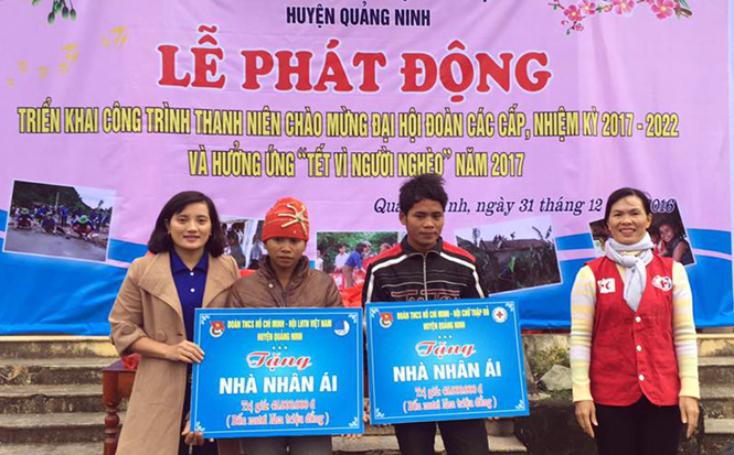Huyện đoàn Quảng Ninh trao nhà nhân ái cho hộ đồng bào dân tộc Vân Kiều nghèo ở bản Hang Chuồn, xã Trường Xuân.