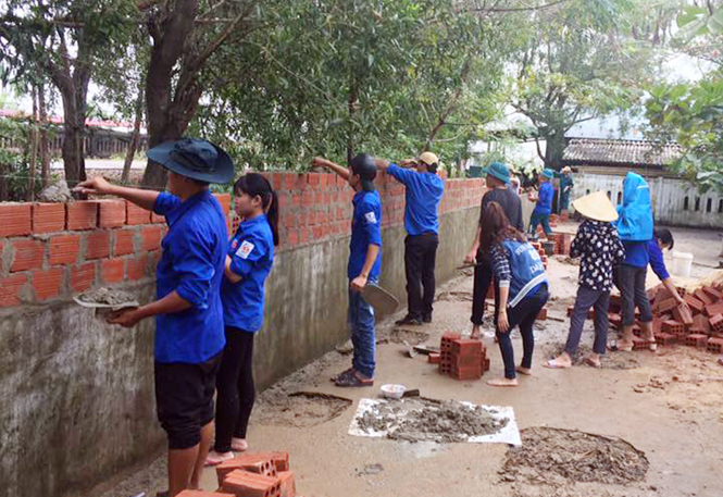 Tuổi trẻ Quảng Ninh giúp các trường học trên địa bàn khắc phục hậu quả do lũ lụt năm 2016 gây ra.