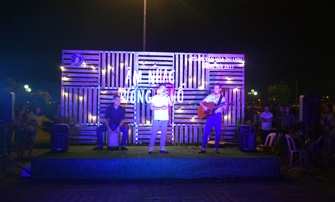 Các thành viên CLB âm nhạc đường phố Quảng Bình biểu diễn tại chương trình “Âm nhạc đường phố”.
