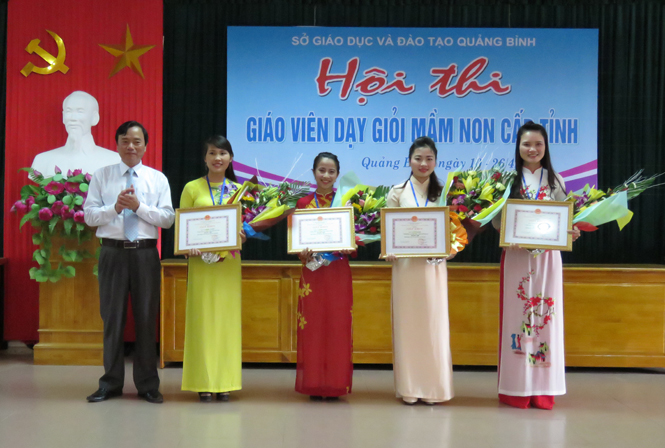 Đồng chí Đinh Quý Nhân, Tỉnh ủy viên, Giám đốc Sở Giáo dục và Đào tạo trao giấy khen và phần thưởng cho các giáo viên đạt giải nhất.