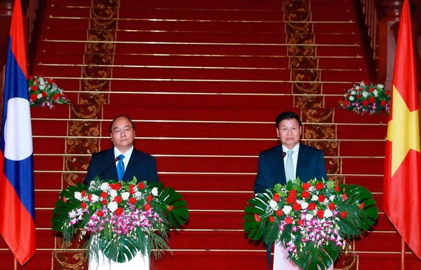 Thủ tướng Nguyễn Xuân Phúc và Thủ tướng Lào Thongloun Sisoulith gặp gỡ báo chí sau hội đàm. (Ảnh: Thống Nhất/TTXVN)