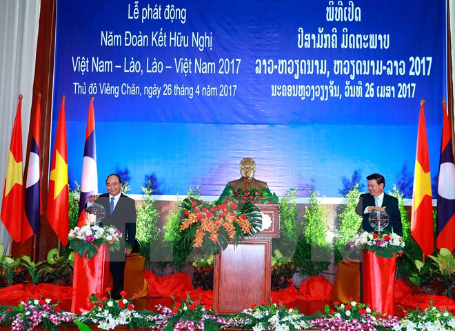 Thủ tướng Nguyễn Xuân Phúc và Thủ tướng Lào Thongloun Sisoulith đồng chủ trì lễ phát động Năm Đoàn kết hữu nghị Việt Nam-Lào 2017. (Ảnh: Thống Nhất/TTXVN)