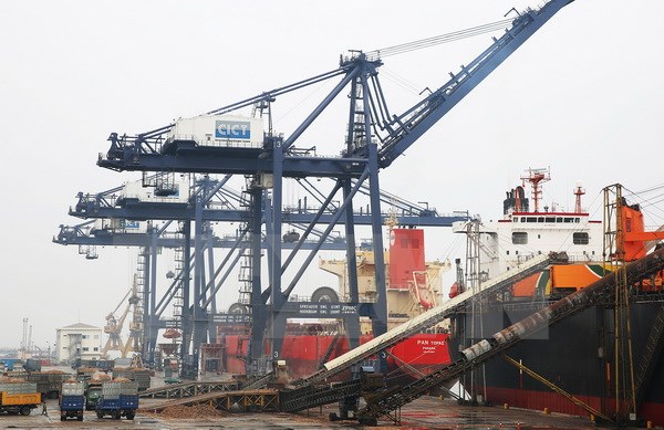 Quang cảnh các tàu bốc dỡ hàng hóa tại Cảng container Quốc tế Cái Lân. (Ảnh: Hoàng Phương/TTXVN)