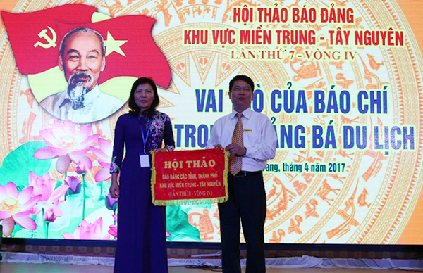 Đại diện báo Thanh Hóa nhận cờ đăng cai Hội thảo báo Đảng khu vực miền Trung – Tây Nguyên lần thứ 8 (vòng IV) năm 2018. 