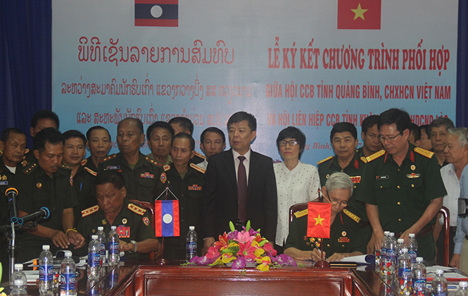 Đại diện Hội CCB hai tỉnh Quảng Bình-Khăm Muộn ký kết chương trình phối hợp năm 2017.