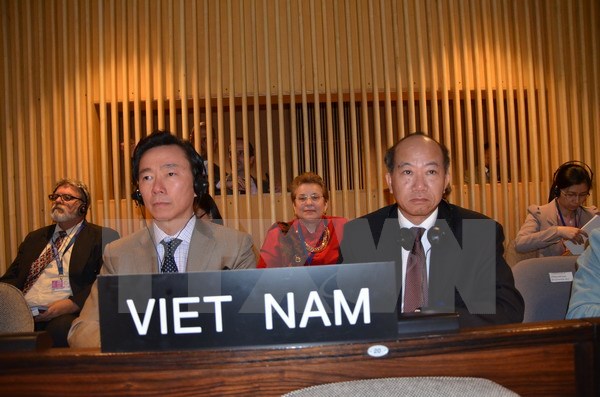 Đại sứ Phạm Sanh Châu (bên trái) và Đại sứ Lê Hồng Phấn, Trưởng phái đoàn Việt Nam bên cạnh Tổ chức UNESCO. (Ảnh: Bích Hà/TTXVN)