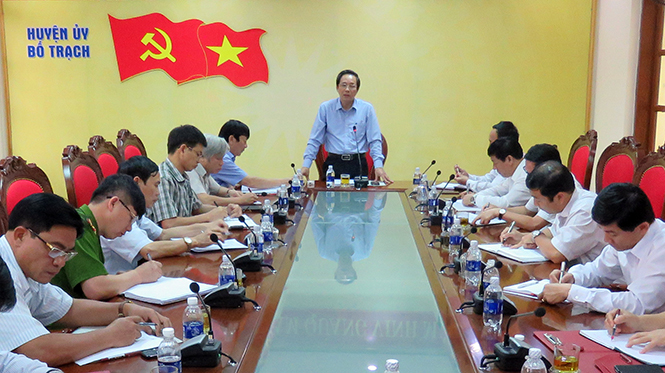 Đồng chí Bí thư Tỉnh ủy Hoàng Đăng Quang tại buổi làm việc với Ban Thường vụ Huyện ủy Bố Trạch về vụ việc sai phạm của cán bộ xã Hoàn Trạch tháng 4-2016.