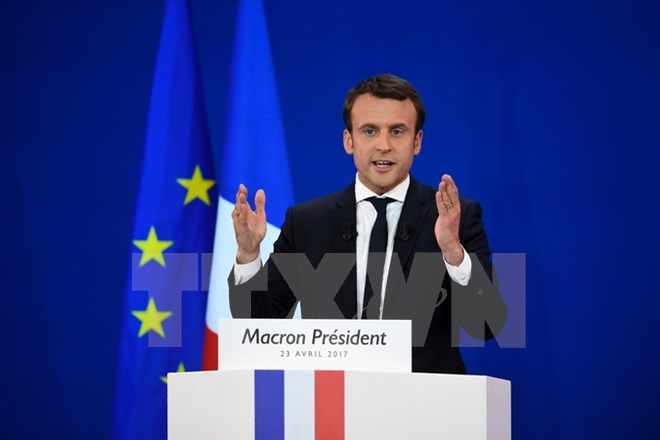 Ứng cử viên Emmanuel Macron phát biểu sau khi kết quả vòng một cuộc bầu cử Tổng thống Pháp được công bố ở Paris ngày 23-4. (Nguồn: AFP/TTXVN)