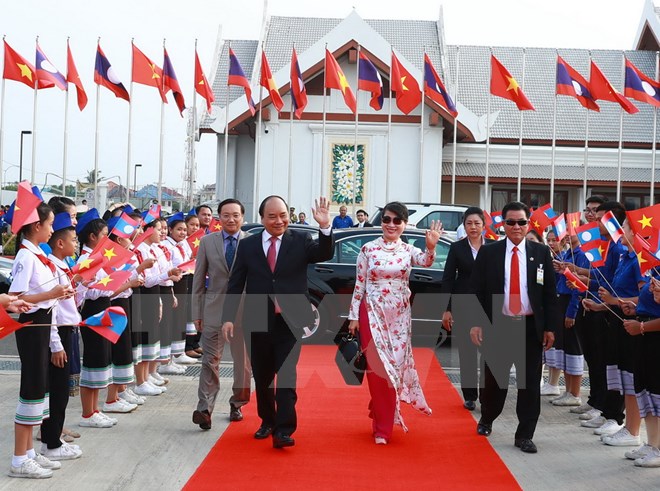Lễ tiễn Thủ tướng Nguyễn Xuân Phúc và Phu nhân tại sân bay quốc tế Wattay, Lào. (Ảnh: Thống Nhất/TTXVN)