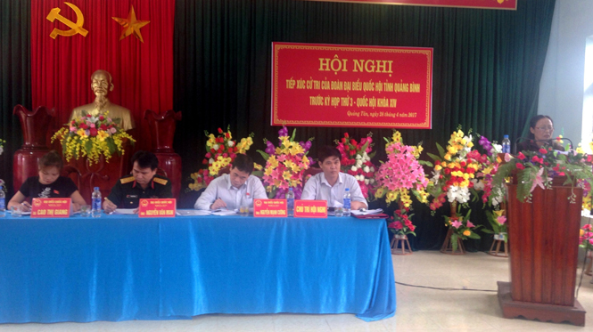 Cử tri thị xã Ba Đồn phát biểu ý kiến tại điểm tiếp xúc cử tri xã Quảng Tân
